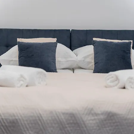 Little Blue Den • 1Br • Main Sq. • Quiet Hideaway *